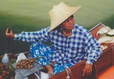 Rowing_saleswoman_on_a_boat_in_Thailand